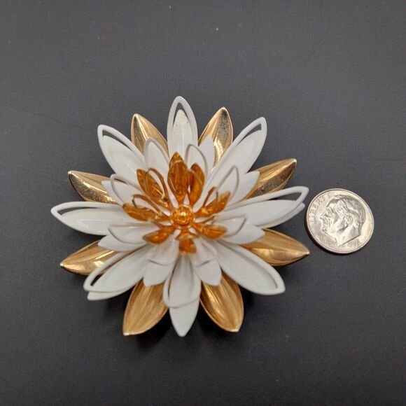 Vintage 1966 Sarah Coventry Water Lily Brooch White Enamel Gold Tone - Picture 9 of 10